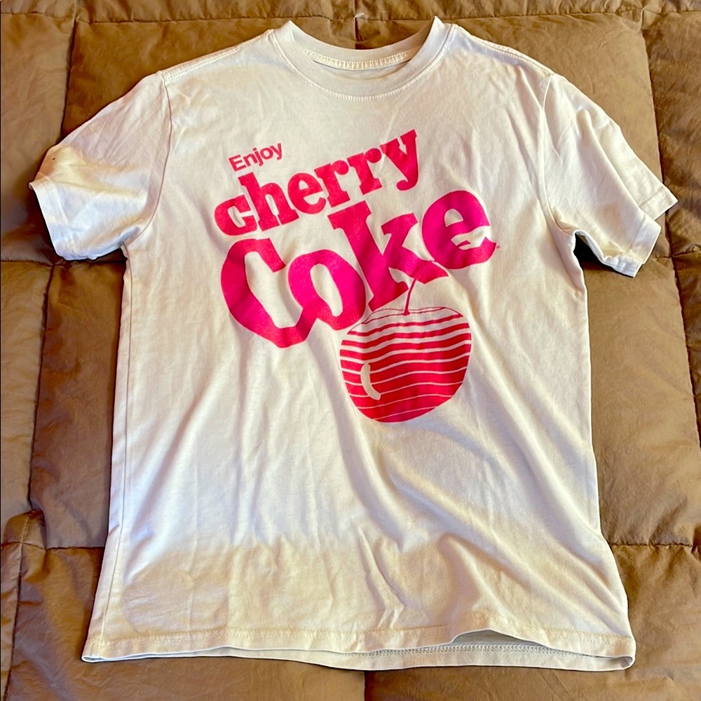 Unisex Vintage 🍒 cherry coke t-shirt. Super soft and comfy